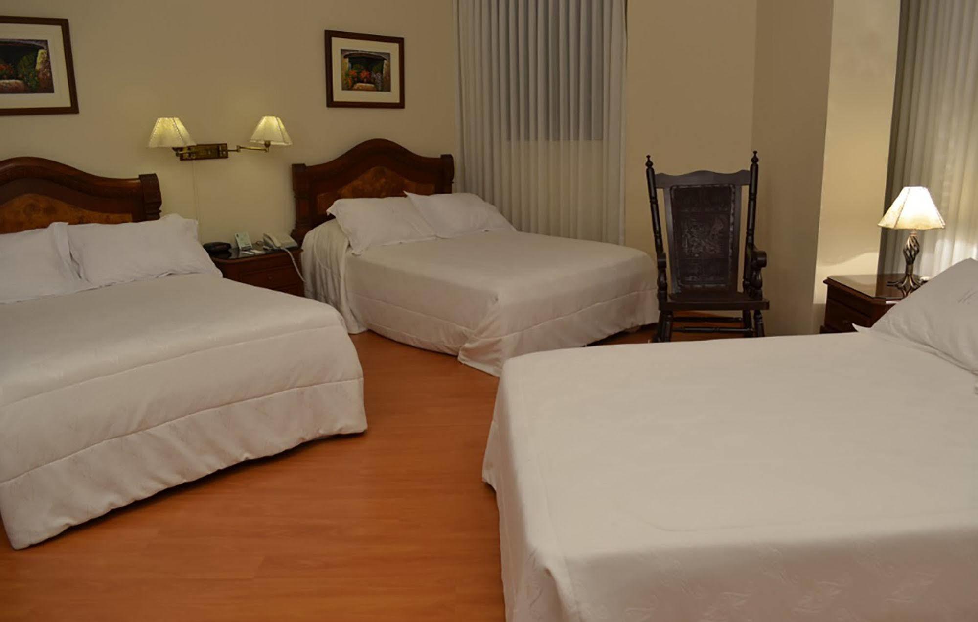 Miraflores Colon Hotel Lima Bagian luar foto